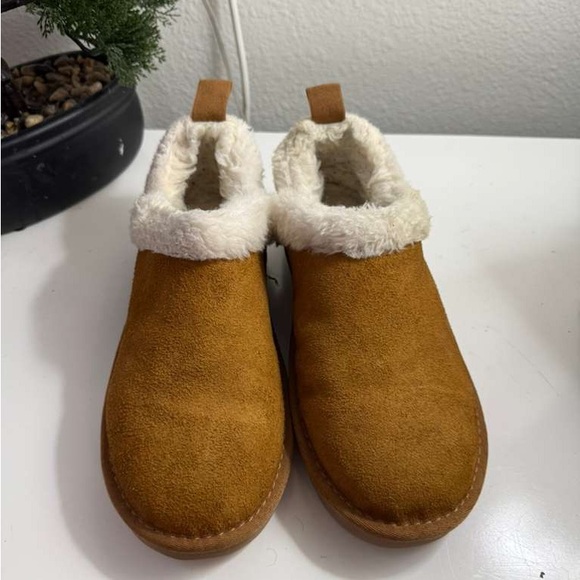 UGG koolaburra Tan Moccasins with Cream Fur Lining - Picture 3 of 5